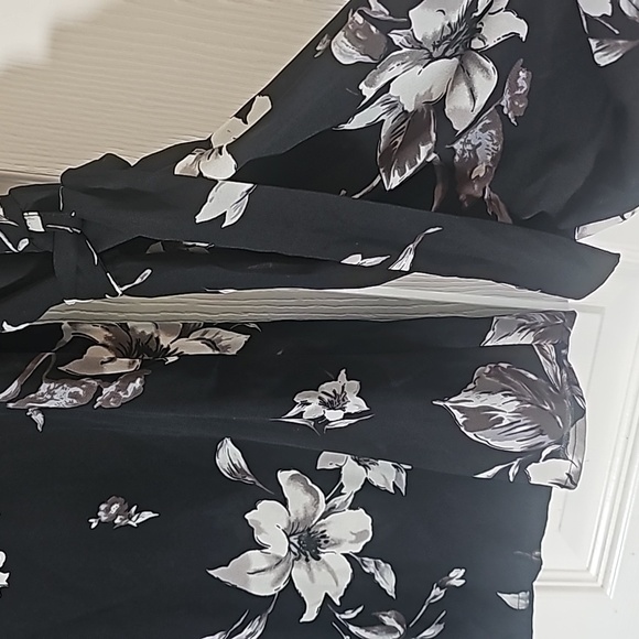 Sienna Sky Long Sleeve Semi Sheer Top Ties on Bell Sleeve Size XS - Picture 4 of 8